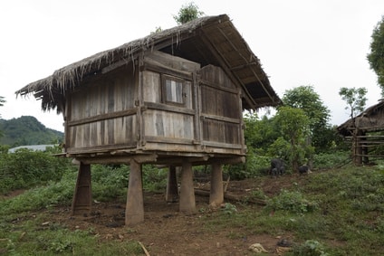 Hütte in einem Dorf in der Nähe von Phonsavan (Laos) mit Fliegerbomben