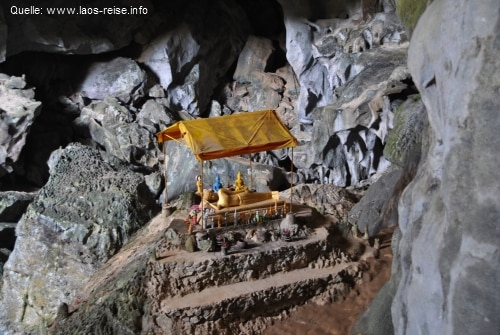 Reliquie in der Tham Phu Kham-Höhle