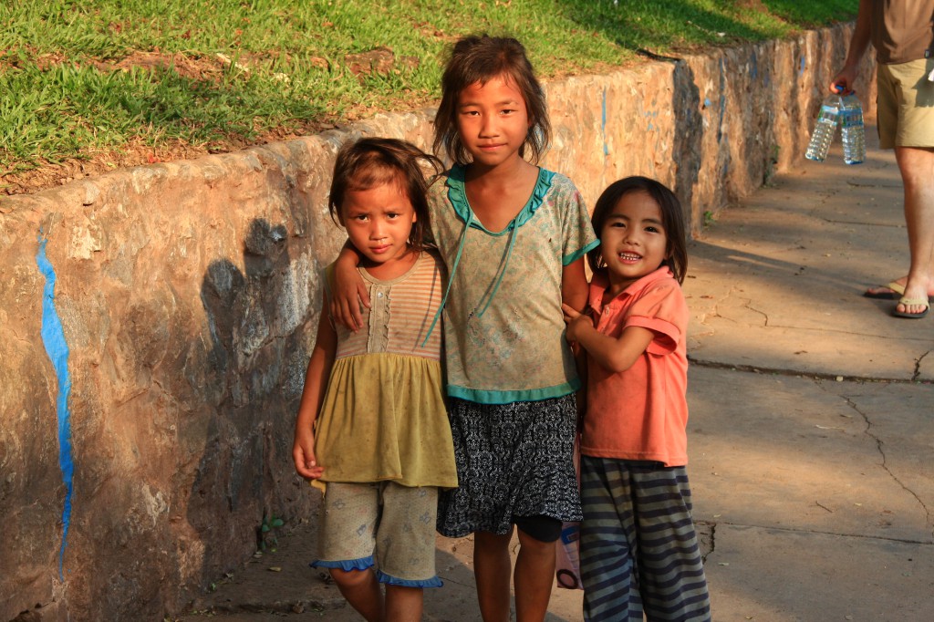 Kinder in den Straßen von Luang Prabang