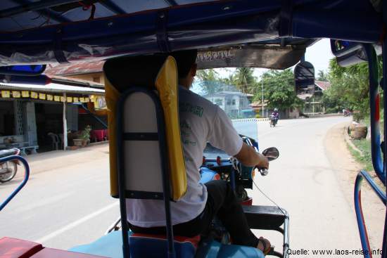 Laos: Blick aus dem Tuk-Tuk in Richtung Fahrer